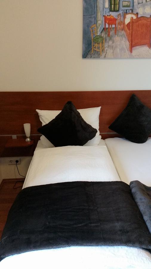 Ellenbergs Restaurant & Hotel Hessheim Bagian luar foto